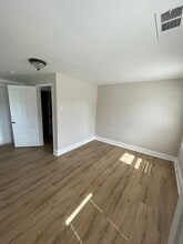 7818 Old York Rd, Unit 2nd floor in Elkins Park, PA - Foto de edificio - Building Photo