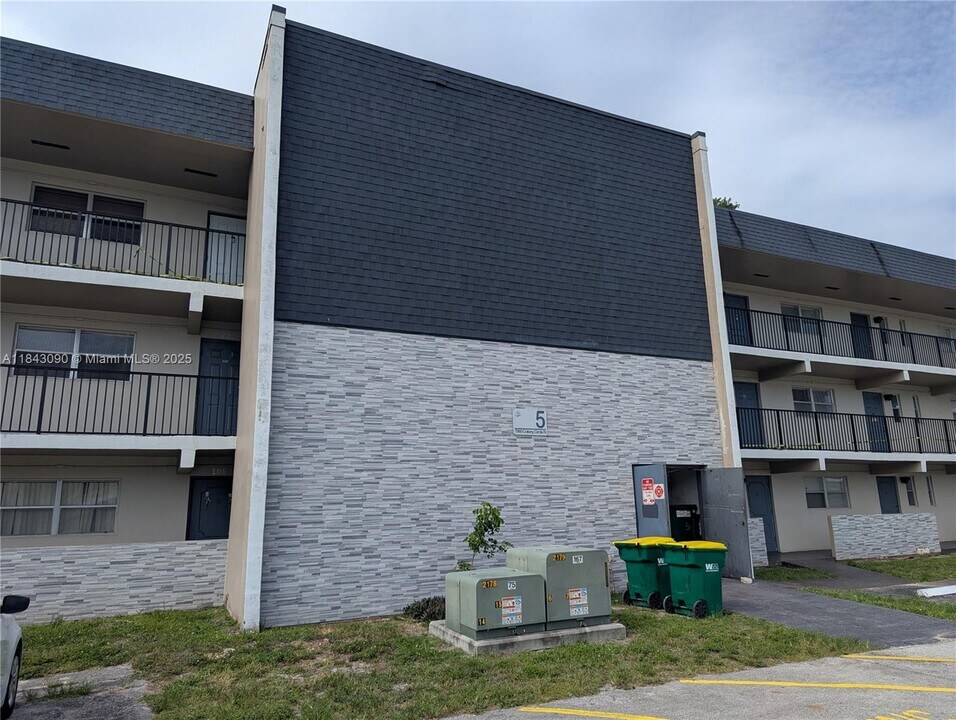 7960 N Colony Cir in Tamarac, FL - Building Photo