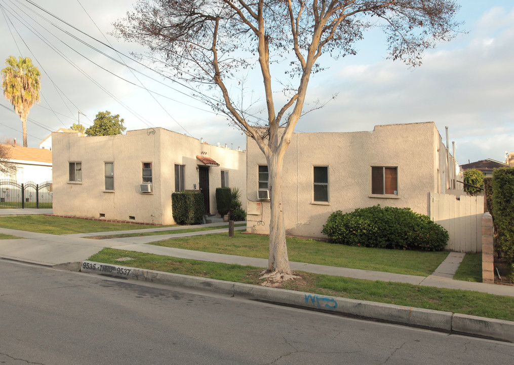 9533-9537 Beach St in Bellflower, CA - Building Photo