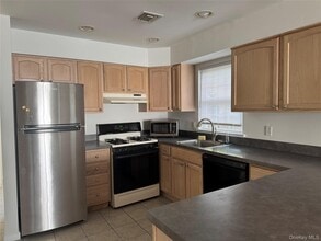 33 Yennicock Ave in Port Washington, NY - Building Photo - Building Photo