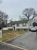 15 New York Ave in Bay Shore, NY - Building Photo