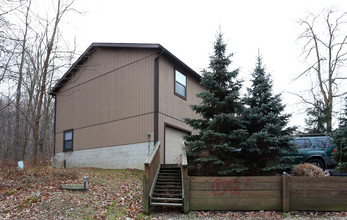 Hidden Pines Townhomes in Kent, OH - Building Photo - Building Photo