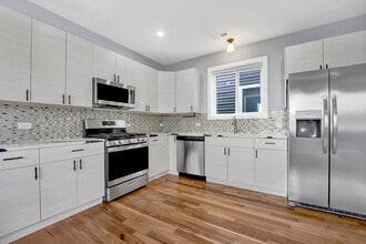 5843 W Corcoran Pl in Chicago, IL - Building Photo - Building Photo