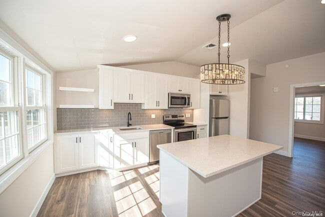 1090 New York Ave in Huntington Station, NY - Building Photo - Building Photo