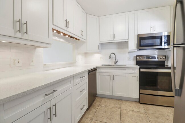 12016 Greenway Cir S in Royal Palm Beach, FL - Building Photo - Building Photo
