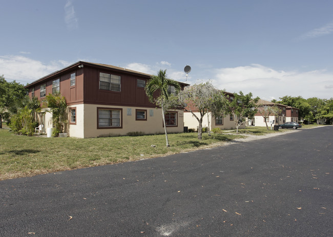 7743-7779 Tam Oshanter Blvd in North Lauderdale, FL - Building Photo - Building Photo