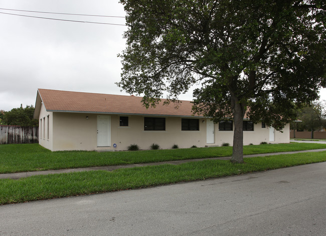 5845-5849 Tyler St in Hollywood, FL - Building Photo - Building Photo