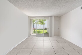 9766 NW 47th Ter, Unit Portofino in Doral, FL - Building Photo - Building Photo
