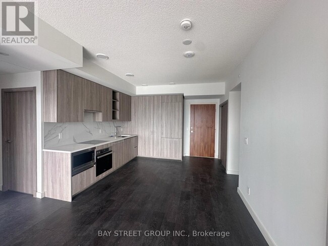 27-3227 McMahon Dr in Toronto, ON - Building Photo - Building Photo
