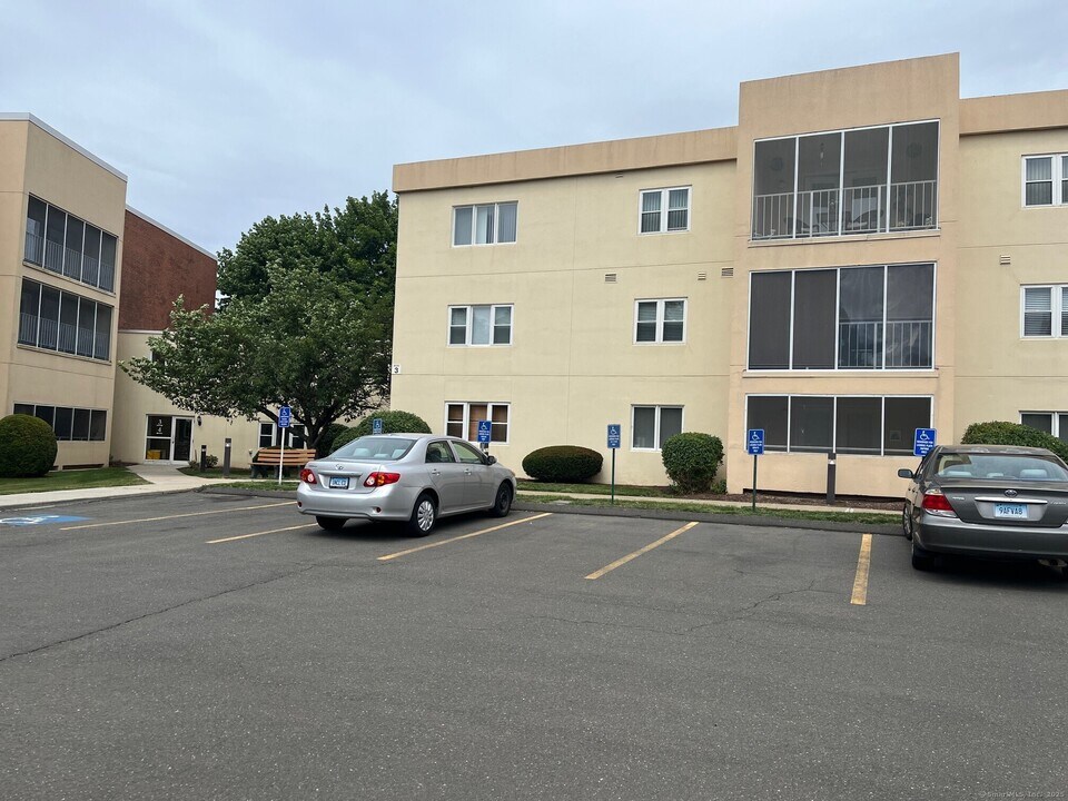75 Washington Ave in Hamden, CT - Building Photo