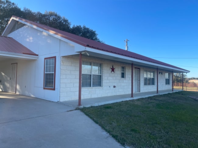 3656 FM 2657 in Kempner, TX - Foto de edificio - Building Photo