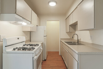 Breton Court in Grand Rapids, MI - Building Photo - Interior Photo