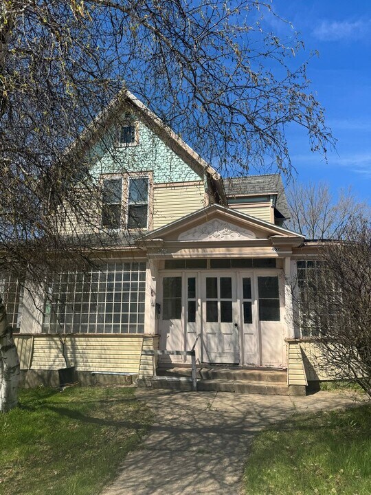 402 N State St-Unit -Upper in Merrill, WI - Building Photo