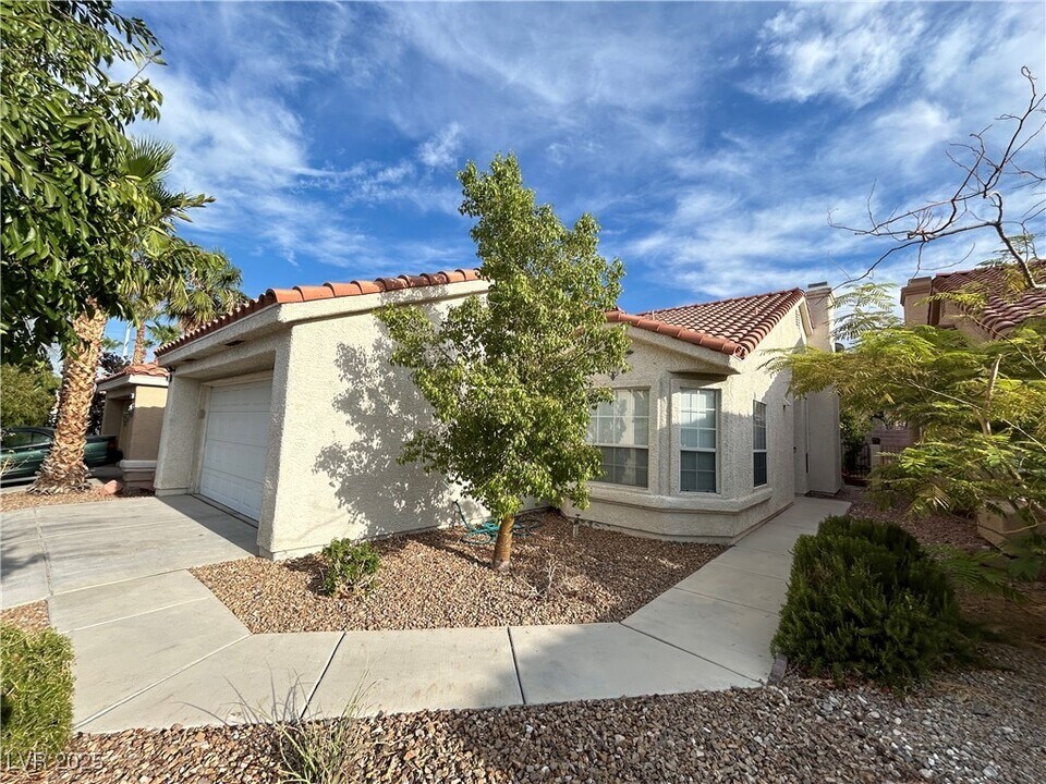 7621 Prairie Corners Dr in Las Vegas, NV - Building Photo