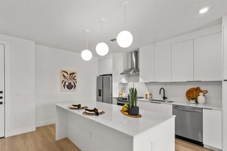 1701 Simond Ave, Unit 418 in Austin, TX - Building Photo - Building Photo