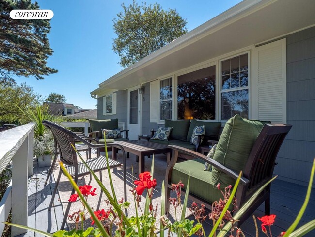 property at 6 Hoyt Pl