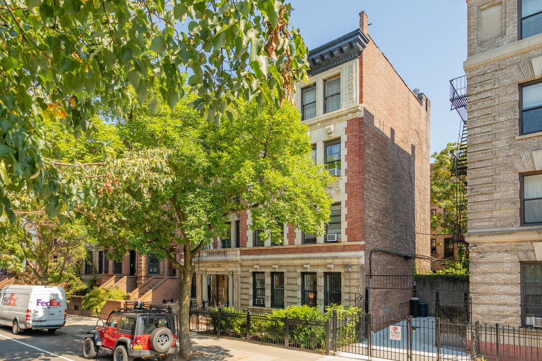 327 Sterling Pl in Brooklyn, NY - Building Photo