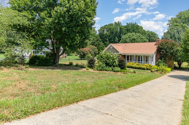 5142 Blackberry Ln in Matthews, NC - Building Photo - Building Photo