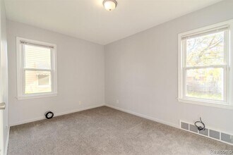 8126 Standard St in Center Line, MI - Foto de edificio - Building Photo