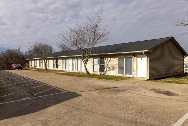 211 Oak St. Apartments in Clarksville, TN - Building Photo - Building Photo