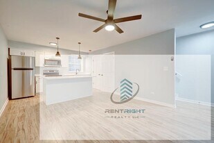 2423 W Gunnison St in Chicago, IL - Building Photo