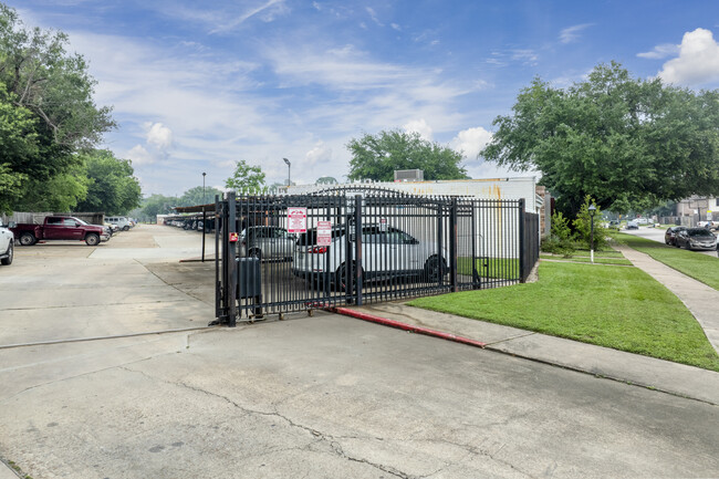 Shadowdale Village Townhomes in Houston, TX - Building Photo - Building Photo