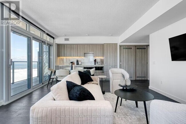 1 Concord Cityplace Wy in Toronto, ON - Building Photo - Building Photo