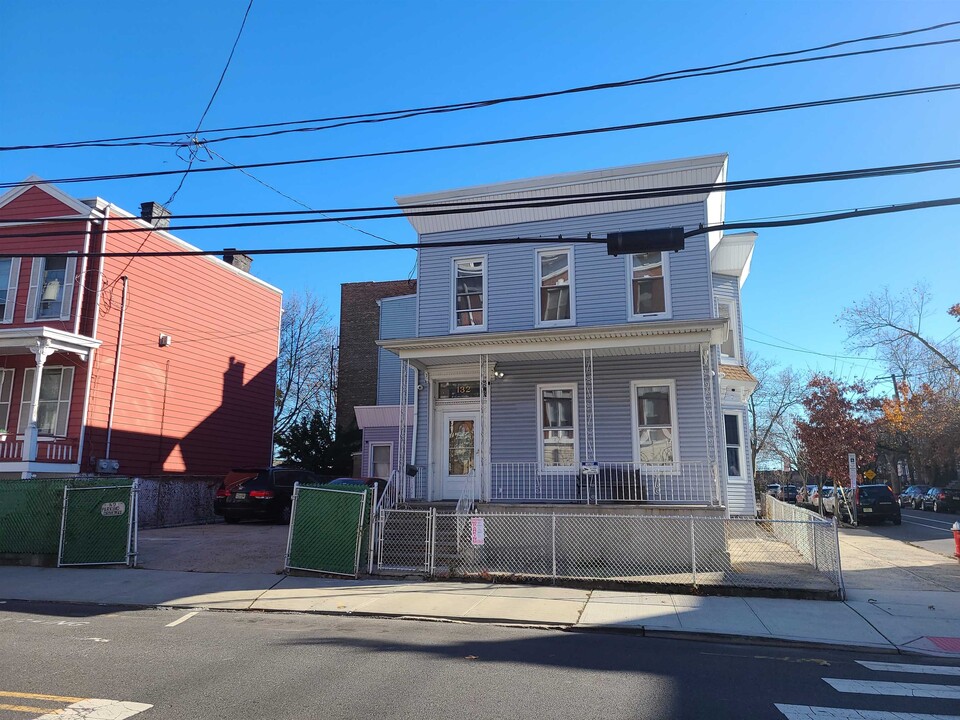 132 Chestnut Ave in Jersey City, NJ - Building Photo