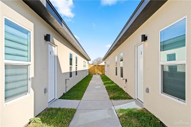 16 West Dr in Edinburg, TX - Foto de edificio - Building Photo