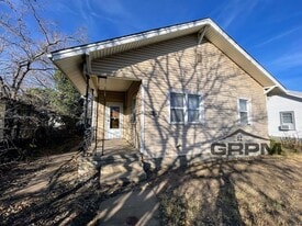 616 E Ave C in Hutchinson, KS - Building Photo