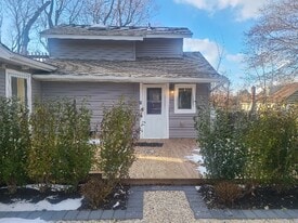 16 Queen Rd in Rocky Point, NY - Building Photo