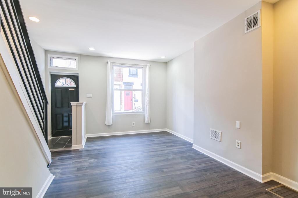 2440 Montrose St in Philadelphia, PA - Building Photo