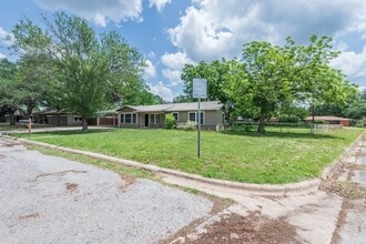 125 Plum St in Luling, TX - Building Photo - Building Photo