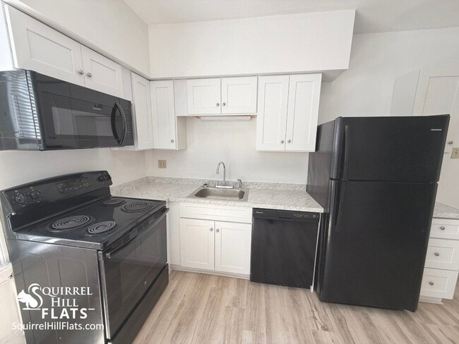 5704 Darlington Rd, Unit 2nd Flr Apt Aug 1 in Pittsburgh, PA - Foto de edificio - Building Photo