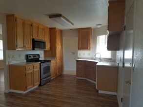 1812 College Greens Dr in Los Banos, CA - Building Photo - Building Photo