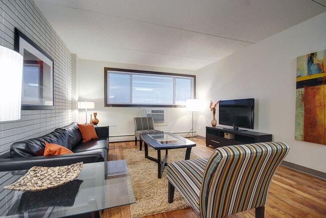1833 Pembina Hwy