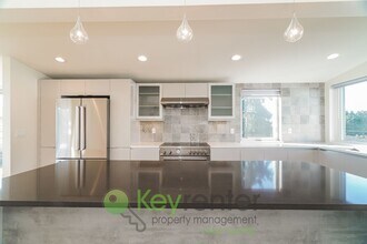 6424 SW Admiral Wy in Seattle, WA - Building Photo - Building Photo