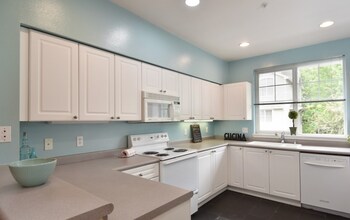 16125 Juanita Woodinville Way NE, Unit 2002 in Bothell, WA - Building Photo - Building Photo