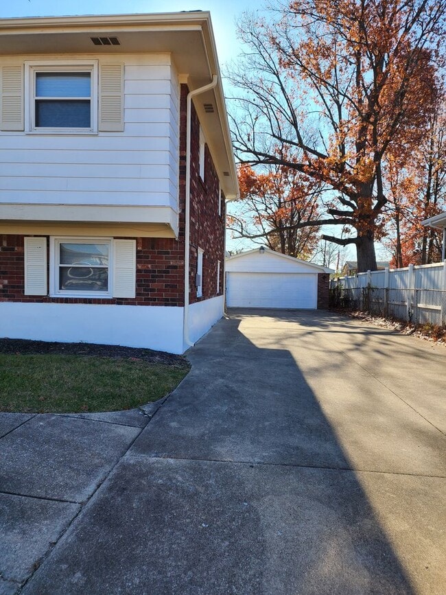 4306 Shady Villa Dr in Louisville, KY - Building Photo - Building Photo