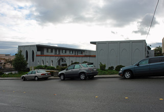 La Plaza Real Apartments in South San Francisco, CA - Foto de edificio - Building Photo