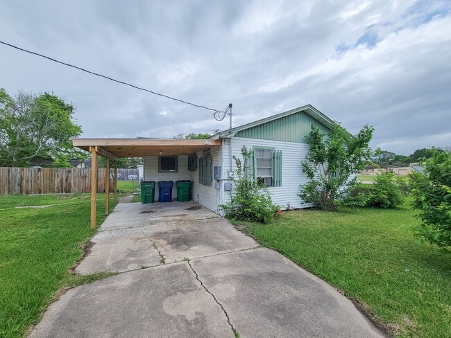409 N Parrish St in Angleton, TX - Building Photo - Building Photo