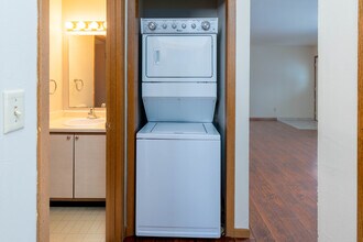 Hemlock Street Apartments in Jackson, WI - Foto de edificio - Interior Photo