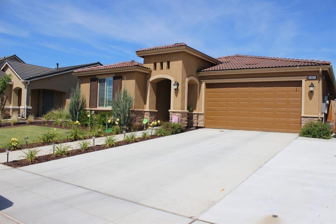 3351 Cordova Ave in Clovis, CA - Foto de edificio