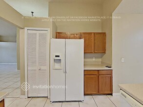 242 Lakebreeze Cir in Lake Mary, FL - Foto de edificio - Building Photo