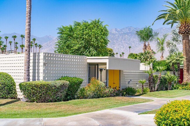 322 Desert Lakes Dr in Palm Springs, CA - Foto de edificio - Building Photo