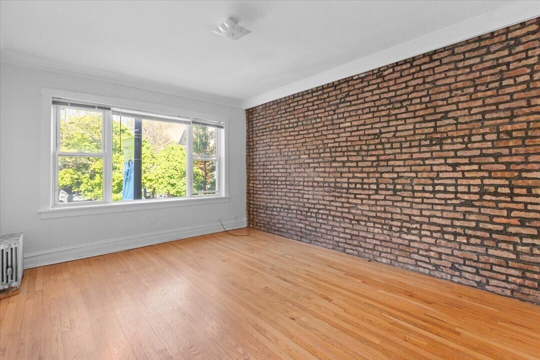 2453 N Clark St in Chicago, IL - Building Photo