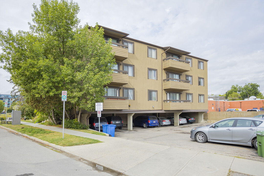 1222 Kensington Close NW in Calgary, AB - Building Photo