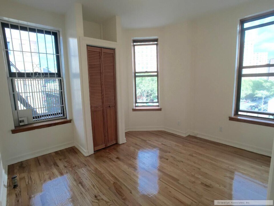 122 La Salle St in New York, NY - Building Photo
