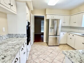 8218 Edgemoor Dr in Houston, TX - Building Photo - Building Photo