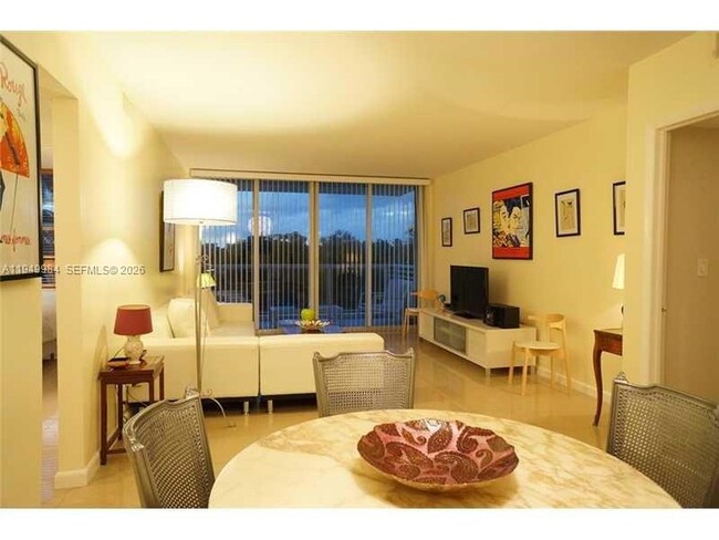 5600 Collins Ave, Unit 4P in Miami Beach, FL - Foto de edificio - Building Photo